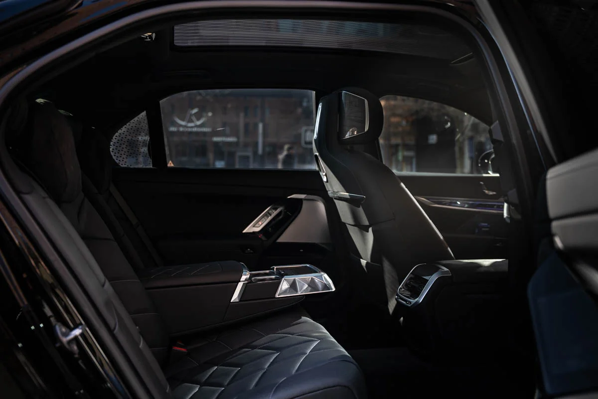 Looking for luxury trips and transportation in Zwolle? From private chauffeur service to Schiphol Airport transfers, seaports, and business travel
